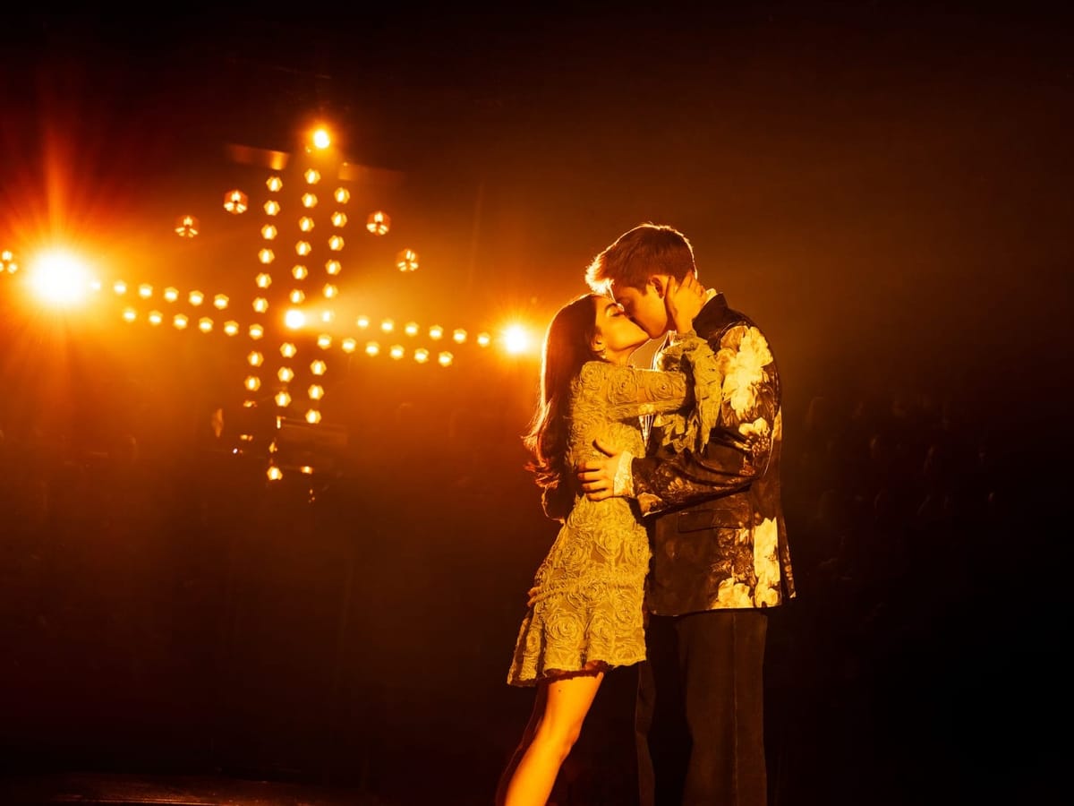 ロマンス   JULIET Review: Jukebox '& Juliet' is no 'Romeo and Juliet' redux