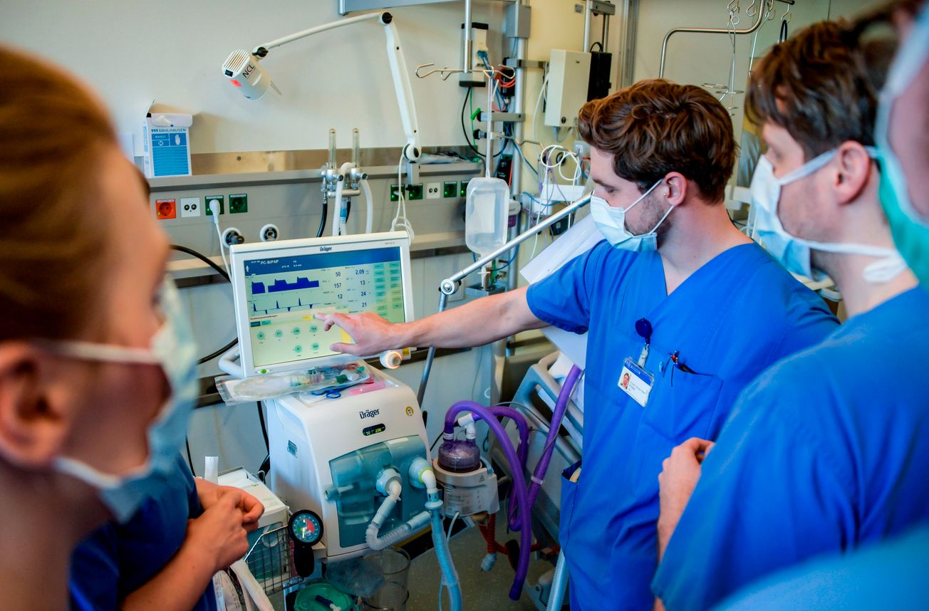 Theater seamstresses, actors mobilize to make protective gear for doctors