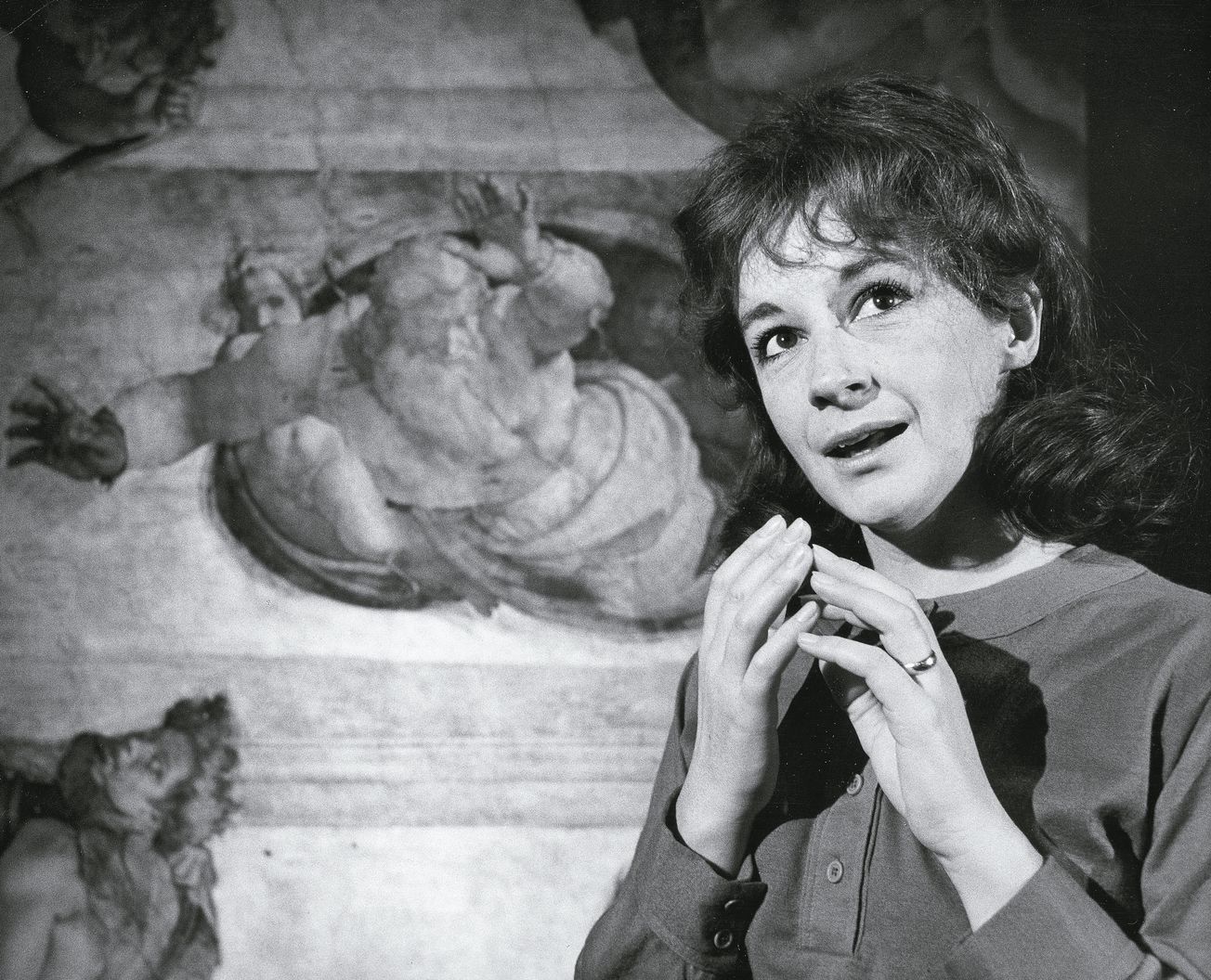Broadway theaters to dim lights in memory of Zoe Caldwell
