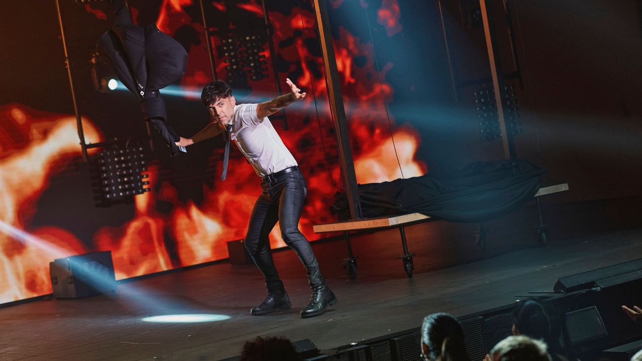 Review: In “El Mago Pop” illusionist Antonio Díaz’s multimedia wonders never cease