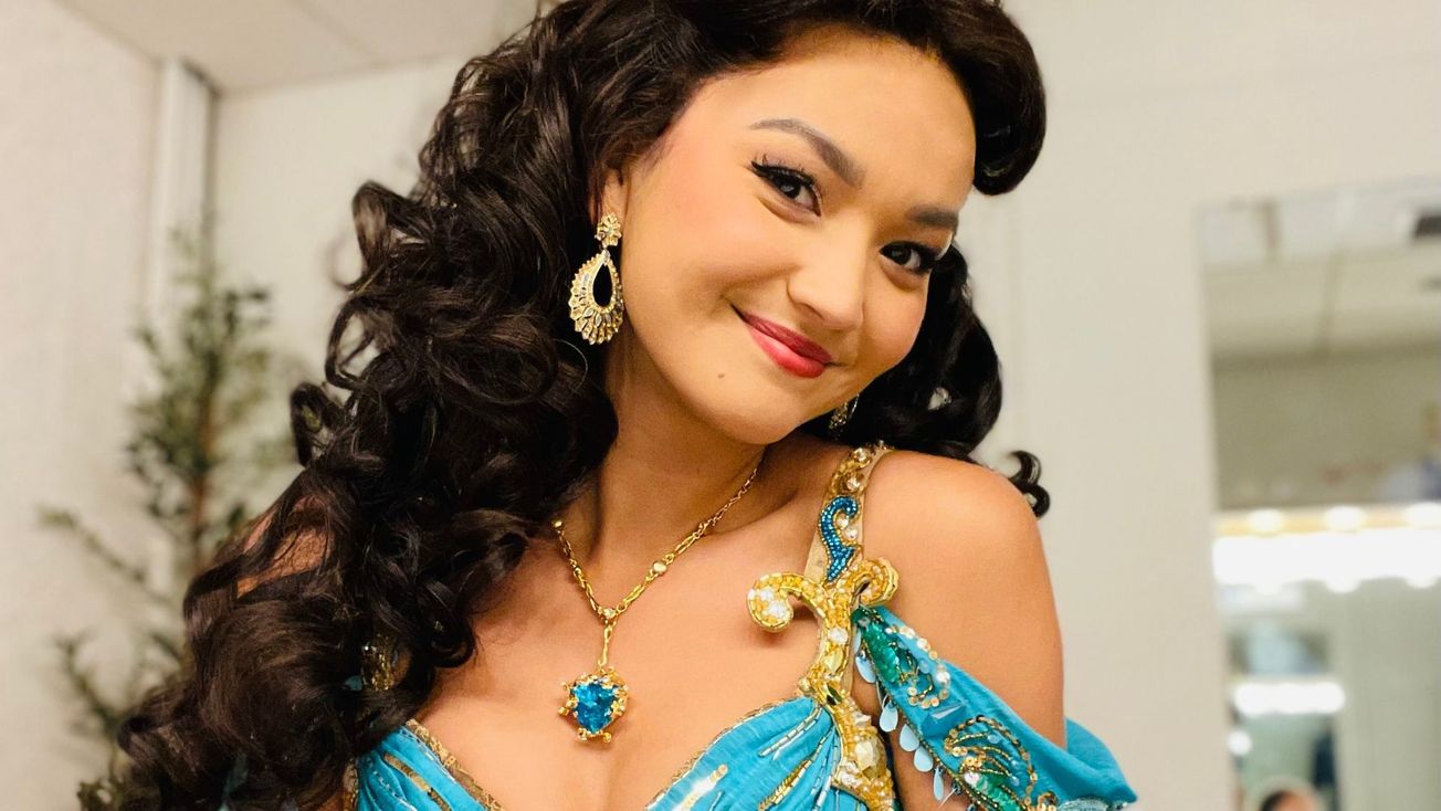 How many theater workers did it take to get this Jasmine from a Delta flight to the New Amsterdam stage?