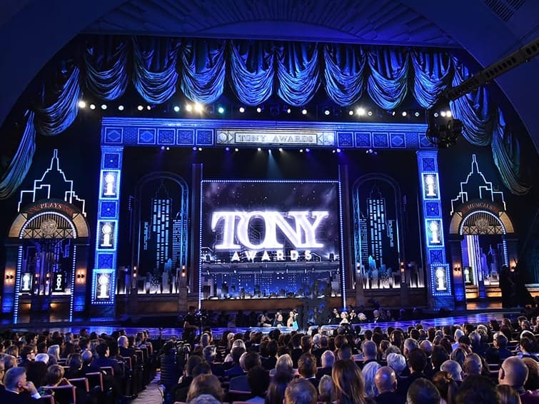 How should straight plays be showcased on the Tony Awards?